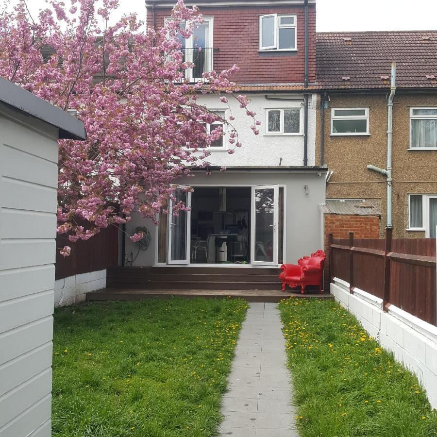 Family Home With Easy Commute To London! Croydon Eksteriør billede