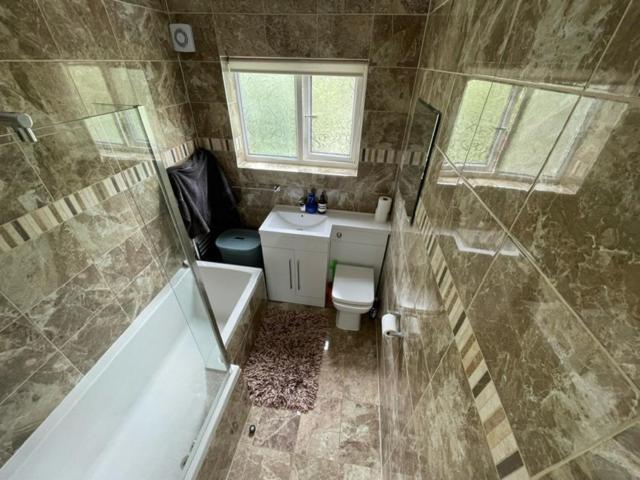 Family Home With Easy Commute To London! Croydon Eksteriør billede